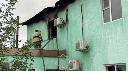 Дом отдыха загорелся на Алаколе: 27 человек эвакуировали