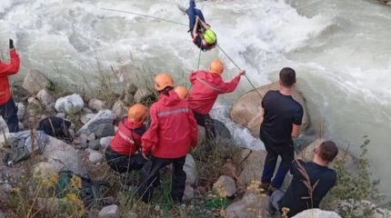 Құтқарушылар төрт туристке ағыны күшті өзеннен өтуге көмектесті