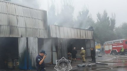 Пожар на рынке «Жибек Жолы» в Алматы: сгорело три машины