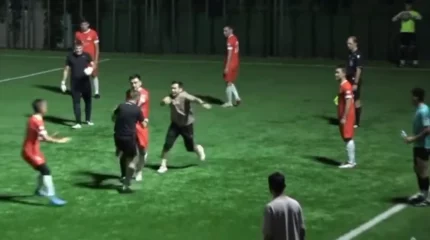 "Қызыл қағаз көрсеткені үшін": Алматыда матч кезінде төреші соққыға жығылды