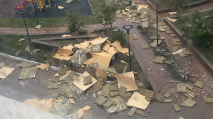 Фасад дома сорвало ветром во время дождя в Астане