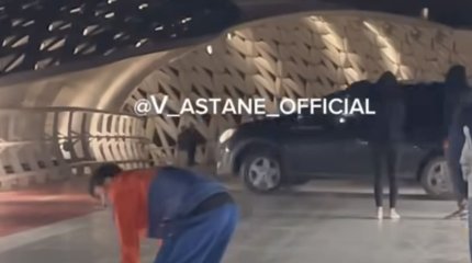 Житель Астаны на спор проехал по пешеходному мосту и арестован на 15 суток