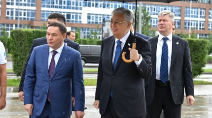 Қасым-Жомарт Тоқаевқа «Qazaqstan» жеңіл атлетика кешенінде орналасқан Аккредиттеу орталығының жұмысы, Көшпенділер ойынына қатысатын ұлттық құраманың киім үлгісі таныстырылды