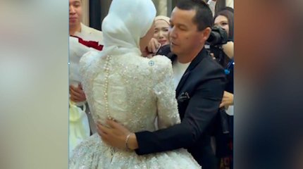 «Екі жыл гаражда күте ме»: Абай Бегей 16 жаста тұрмыс құрған қызына көлік сыйлады