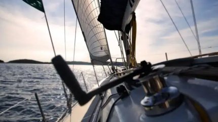 Жоғалып кеткен мультимиллионер мен оның қызының денесі суға батқан яхта ішінен табылды