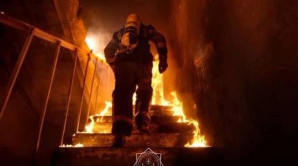 В Таразе произошел пожар в пятиэтажном доме, жильцов эвакуировали