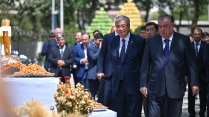 Президенты Казахстана и Таджикистана посетили выставку сельскохозяйственной продукции и национальных блюд