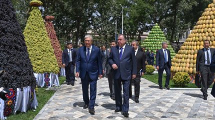 Қазақстан мен Тәжікстан президенттері ауыл шаруашылығы өнімдері мен ұлттық тағамдар көрмесін аралап көрді