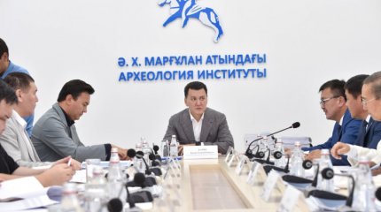 Госсоветник встретился с руководителями и членами редколлегий нового многотомника по истории Казахстана