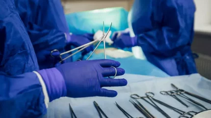 Дәрігерлер ер адамның көзінен 35 құрт алған