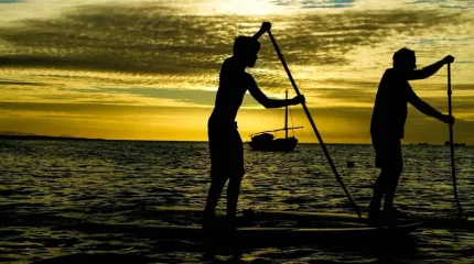 Каспий толқынын бағындырмақ болған екі ер адам бір қатерден аман қалды