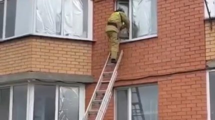 Ребёнок заперся один в квартире в Кокшетау