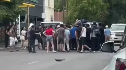 Машина перевернулась в ДТП в Алматы