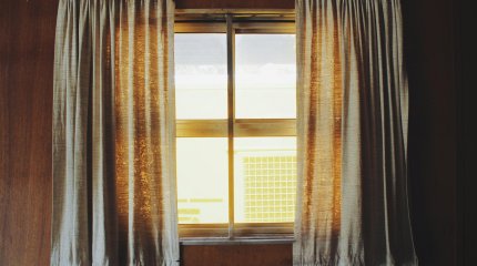 Двухлетняя девочка выпала из окна многоэтажки в Уральске