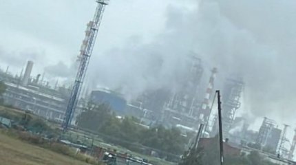 Нефтезавод горит в соседней с Казахстаном области России