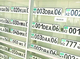 Павлодарлық жүргізушілер «001» нөмірін 1 млн теңгеге сатып алып жатыр