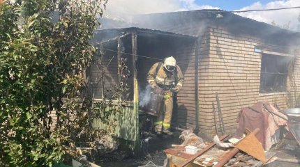 Қостанайда жанып жатқан үйден әжесі мен немересі құтқарылды