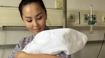 Баян Алагөзованың отбасында тағы бір қыз дүниеге келгелі жатыр