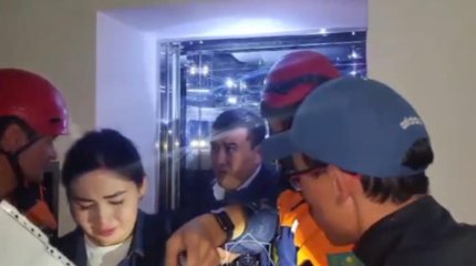 Астанада төрт адам лифтте қамалып қалды