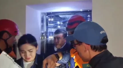 Астанада төрт адам лифтте қамалып қалды