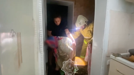 Упавшей в собственной квартире бабушке понадобилась помощь спасателей