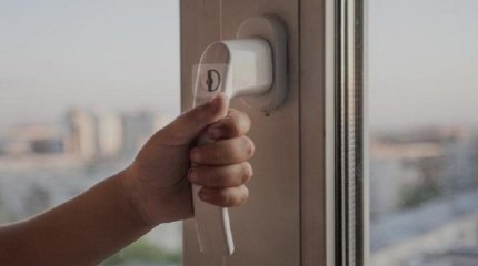 Теміртауда 6 жасар бала үшінші қабаттың терезесінен құлап кетті