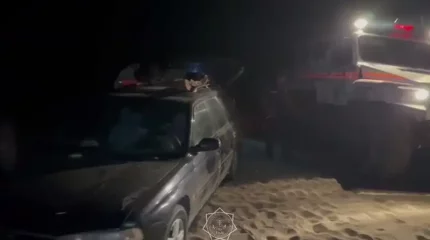 Автомобиль с туристами застрял в песке во время кемпинга в Жетысуской области