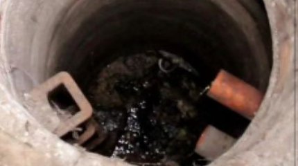 Рабочий погиб в канализационном колодце в Рудном