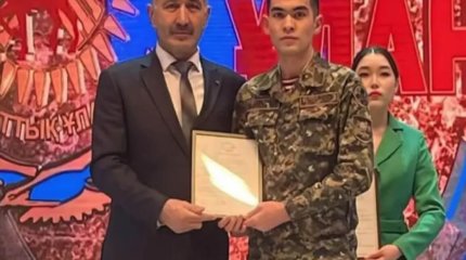 Сүйіктісімен кездесуге барған әскери қызметкер жолда қылмыскерді қолға түсірді