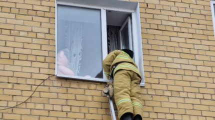 Маленькие дети заперлись в квартире многоэтажки в Косшы