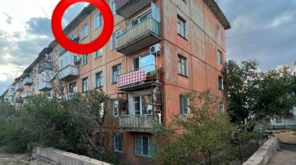 Трехлетний ребёнок умер после падения с окна 5 этажа в Балхаше