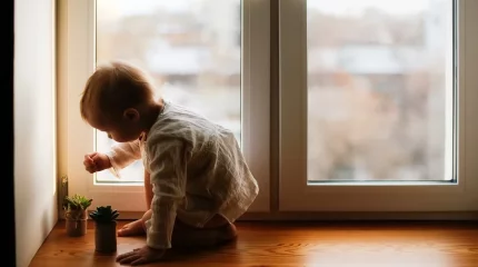 Періштесі қақты: тағы бір сәби терезеден құлады