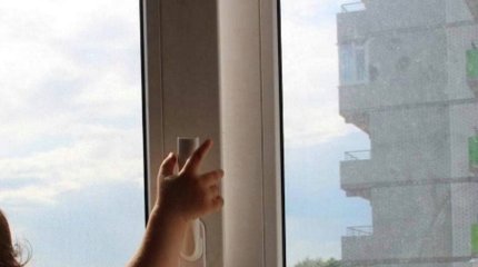 Ребёнок выпал из окна в Алматы