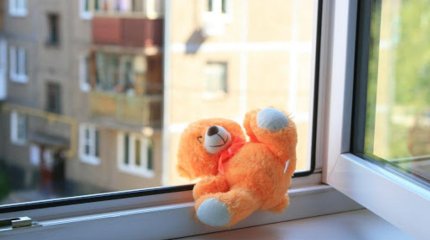 Семейде төрт жасар бала бесінші қабаттың терезесінен құлады