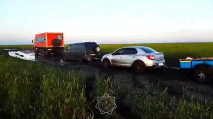 Ливень размыл грунт близ озера в Костанайской области: отдыхающие застряли в грязи