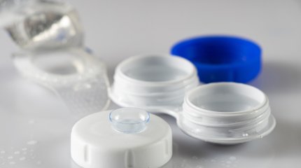 Женщина чуть не ослепла после душа в контактных линзах