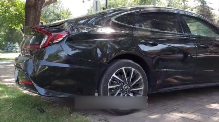 Алматыда газ бен тежегішті шатастырып алған қыз 2 адамды қағып кетті