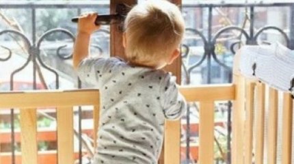 Таразда бір жасар бала үшінші қабаттың терезесінен құлады