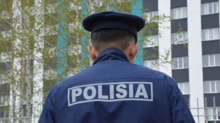 Масаң күйдегі екі ер адам көлік полицейлеріне қарсылық танытты