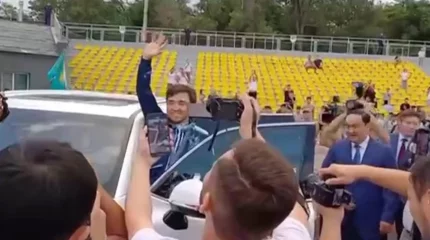 Елдос Сметовке жаңа көлік пен 5 бөлмелі пәтер берілді