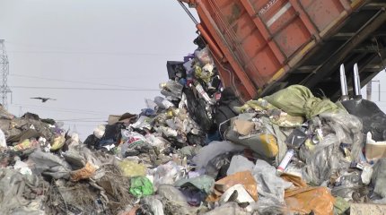 Павлодарда қоқыс таситын жүк көлік аударылып қалды