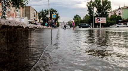 Павлодарда бес қабатты үйдің деңгейіне көтерілген жерасты субұрқағы атқылады