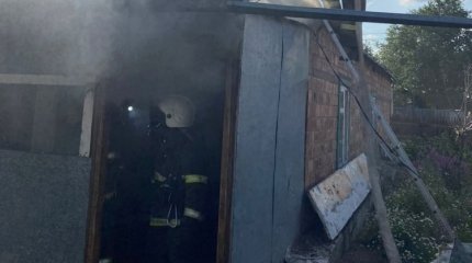 Екібастұзда өрт сөндірушілер жанып жатқан үйден газ баллонды шығарды