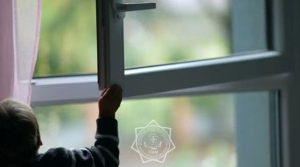 ШҚО-да екі жасар бала екінші қабаттың терезесінен құлады