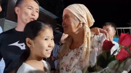 Қайда жүрсе де аман болсын: Демеу Жадыраевтың анасы көзіне жас алды