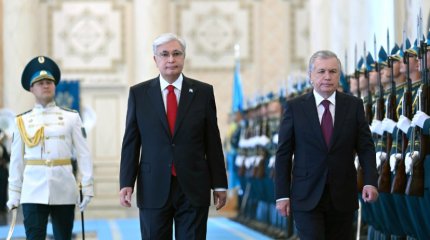 Токаев встретил Мирзиёева в Акорде