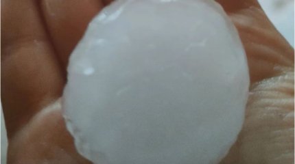 Два человека пострадали во время града в Астане