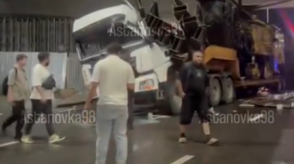 Фуру раздавило, предположительно, строительными лесами LRT в Астане