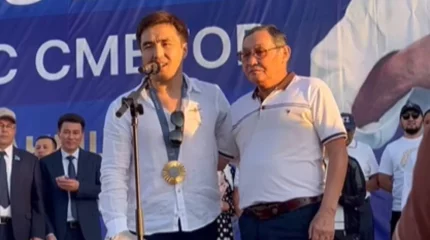 Елдос Сметов өзіне берілген су жаңа көлікті алғашқы бапкеріне сыйлады