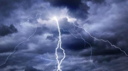 Ақтөбеде найзағай түсіп, жұмысшы көз жұмды